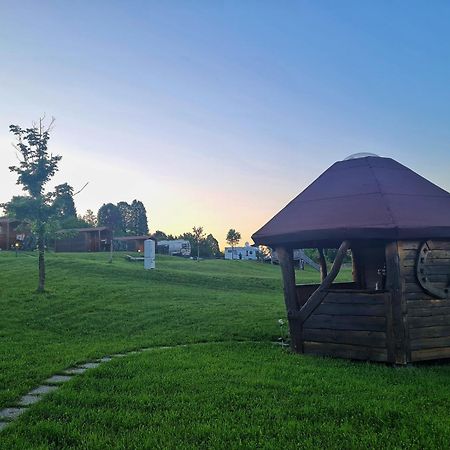 Camp The Sunrise Hill Hotel Пивка Екстериор снимка