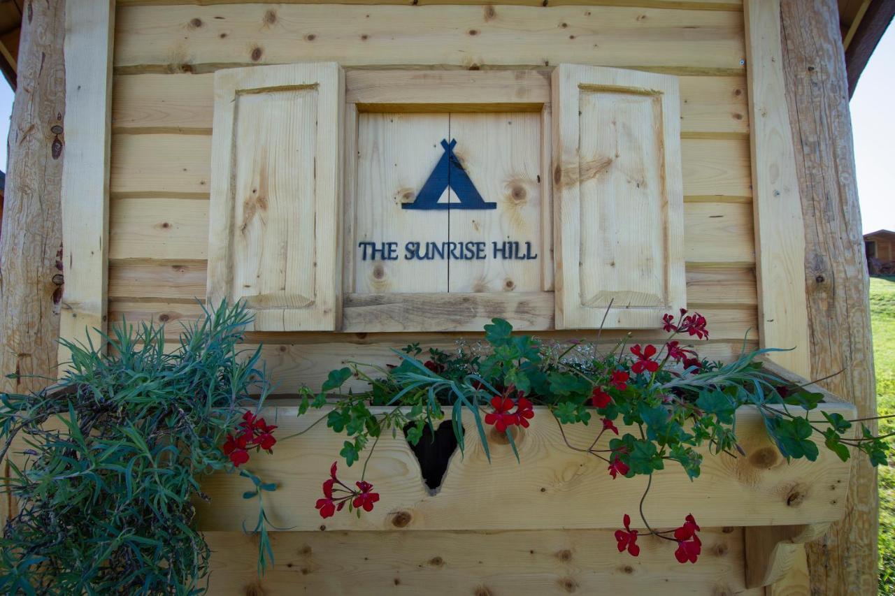 Camp The Sunrise Hill Hotel Пивка Екстериор снимка