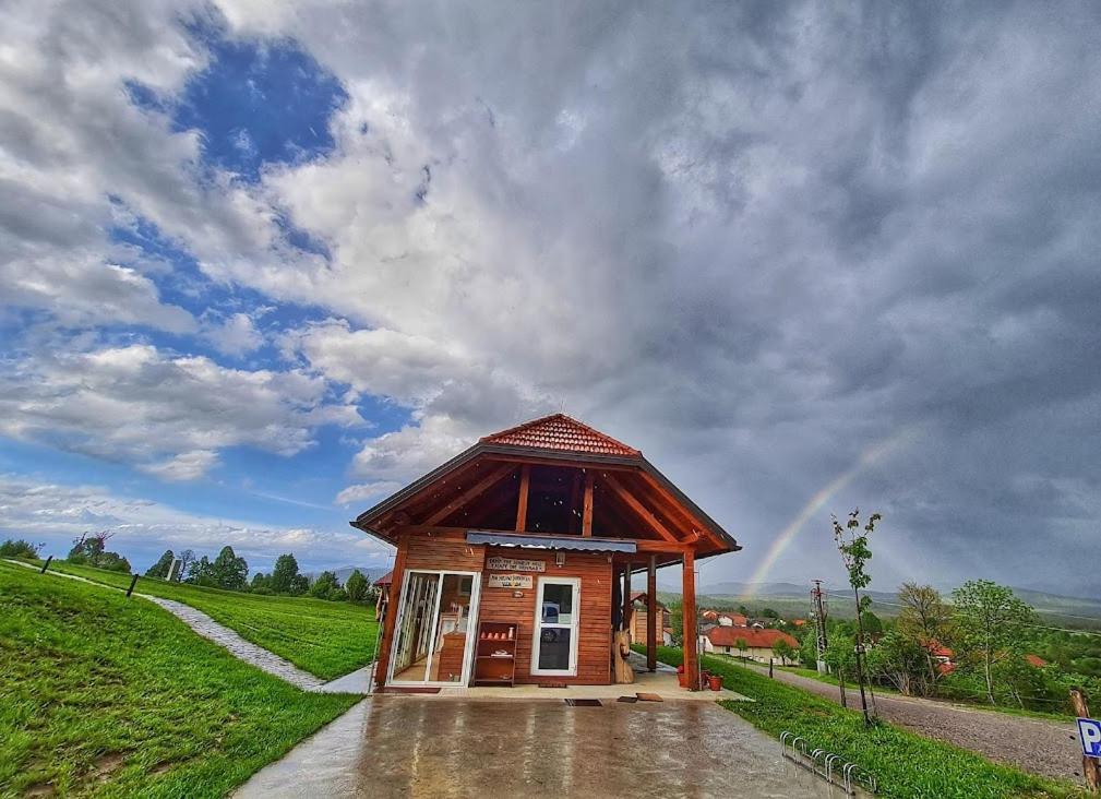 Camp The Sunrise Hill Hotel Пивка Екстериор снимка