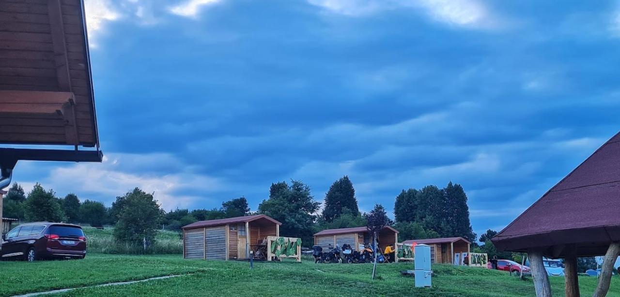 Camp The Sunrise Hill Hotel Пивка Екстериор снимка