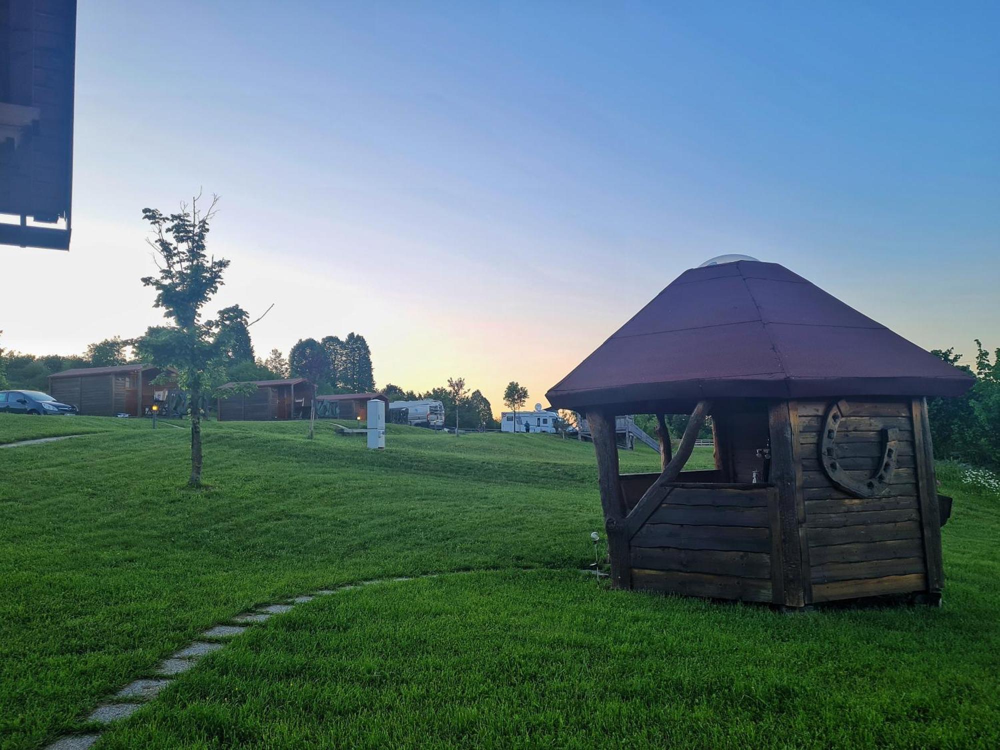 Camp The Sunrise Hill Hotel Пивка Екстериор снимка