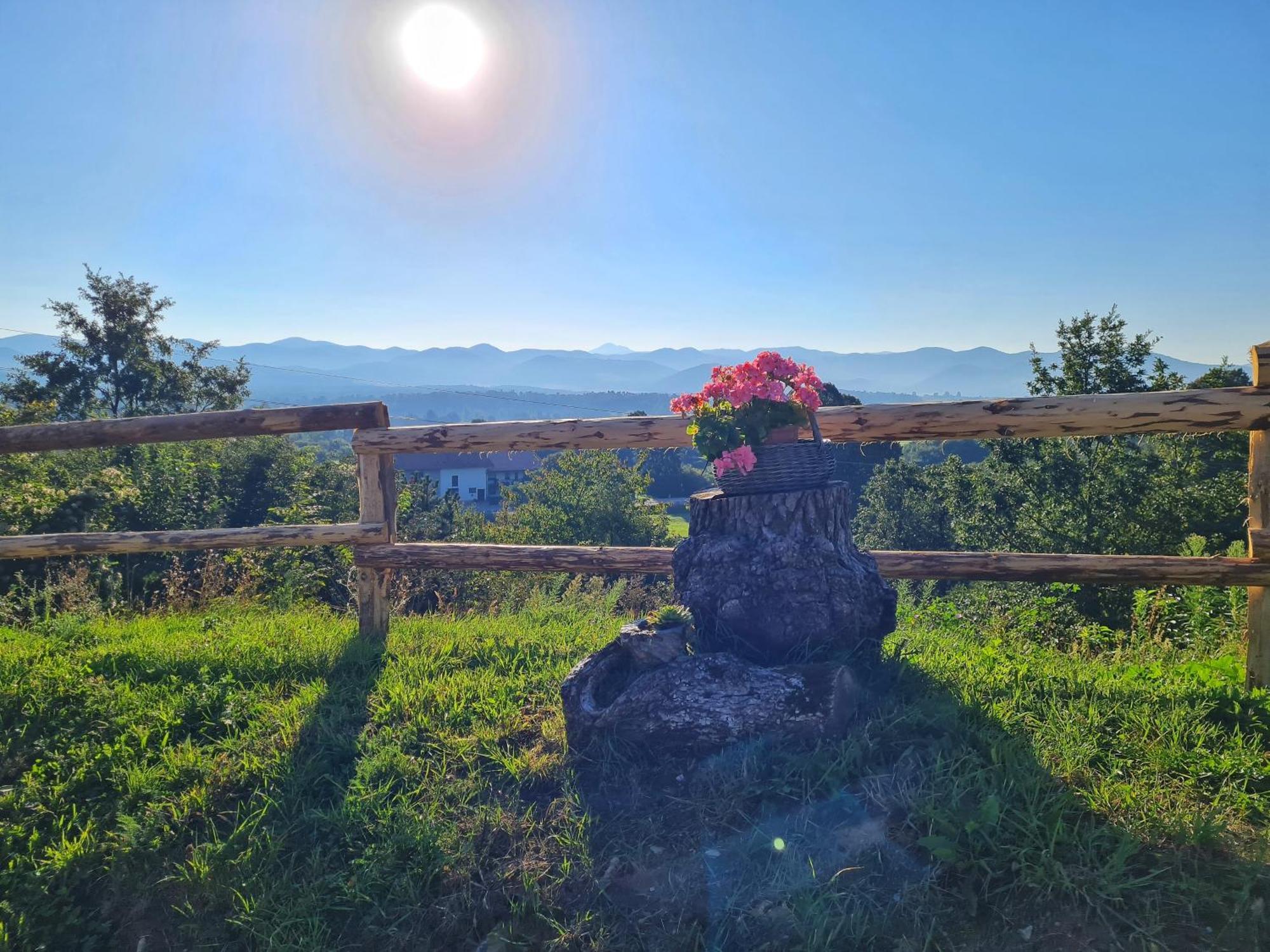Camp The Sunrise Hill Hotel Пивка Екстериор снимка