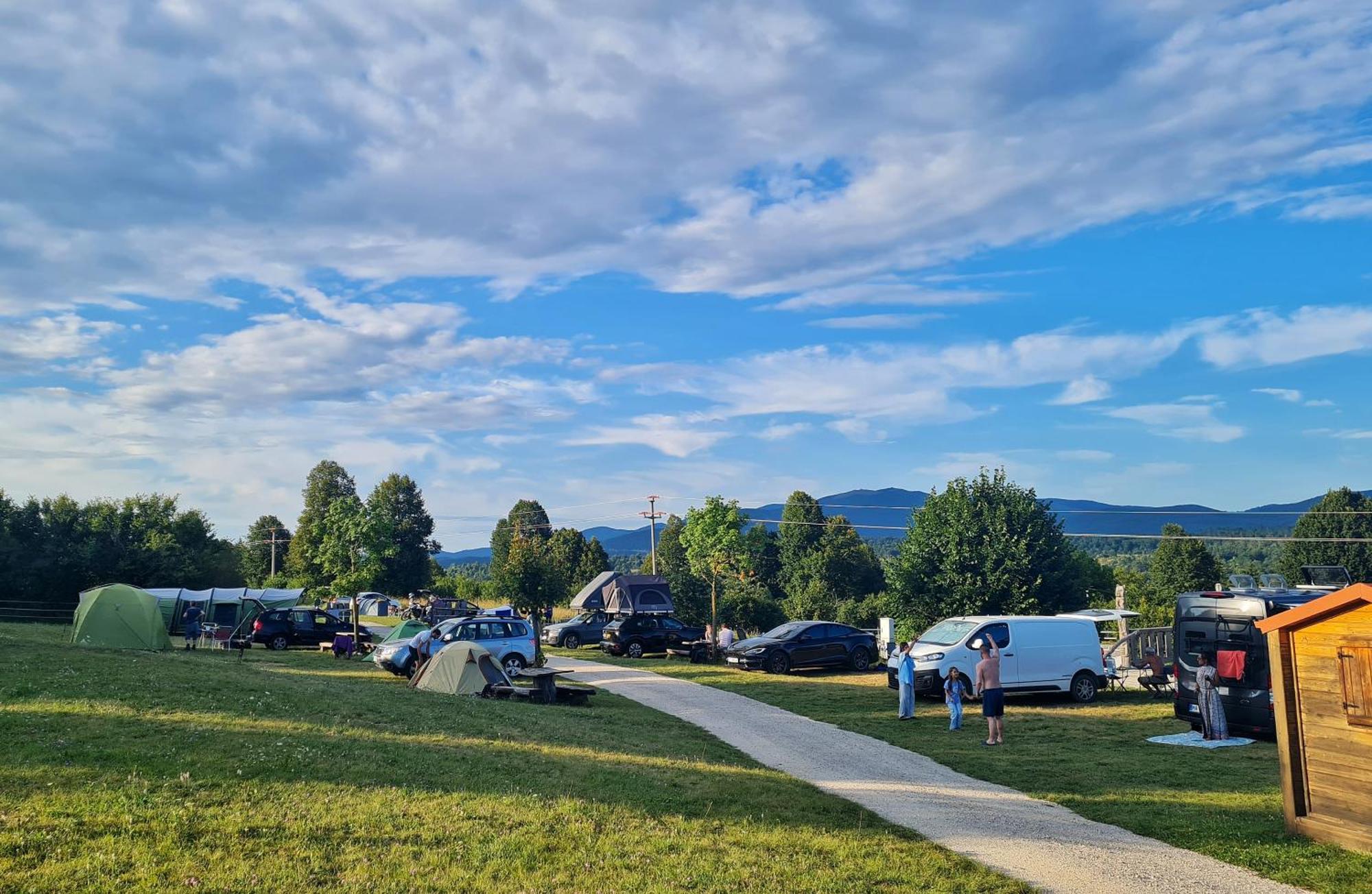 Camp The Sunrise Hill Hotel Пивка Екстериор снимка
