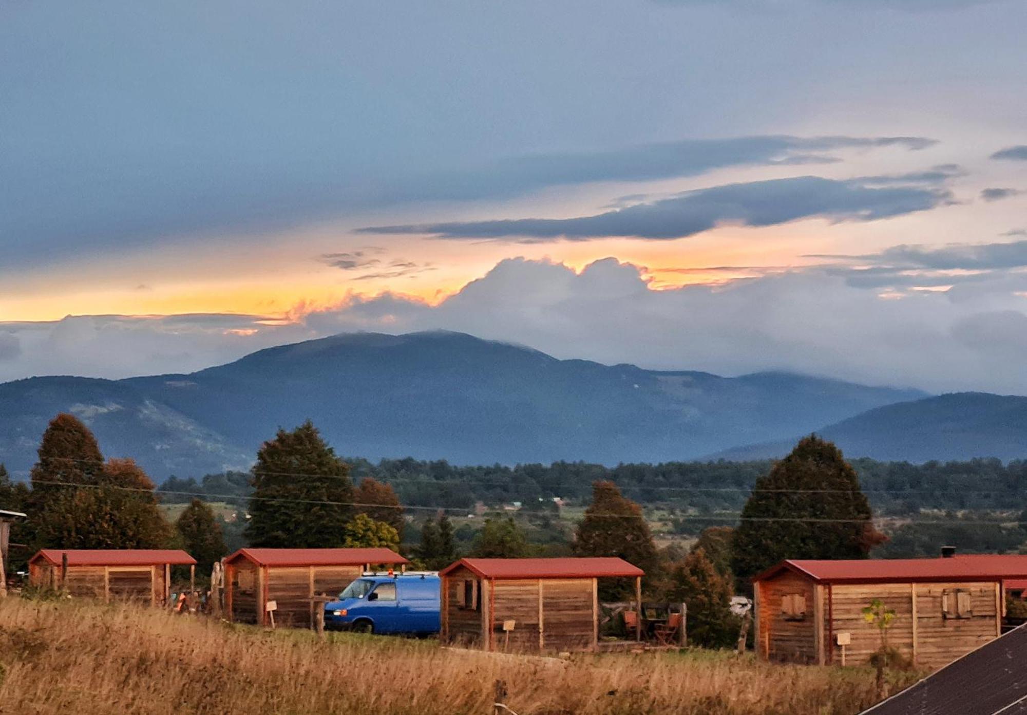 Camp The Sunrise Hill Hotel Пивка Екстериор снимка