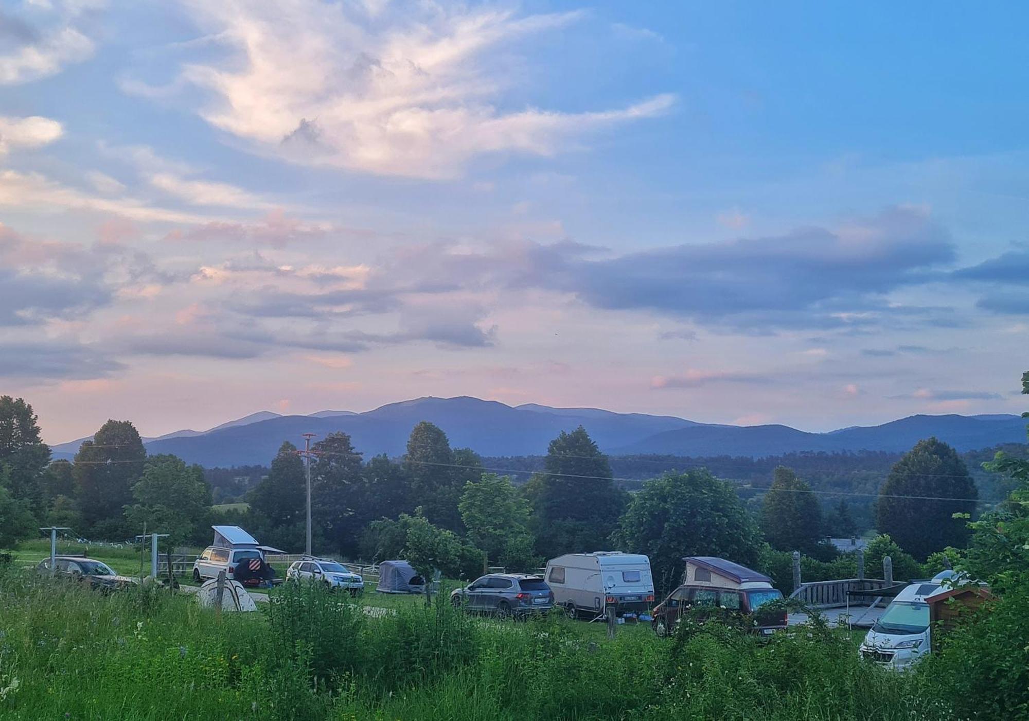 Camp The Sunrise Hill Hotel Пивка Екстериор снимка