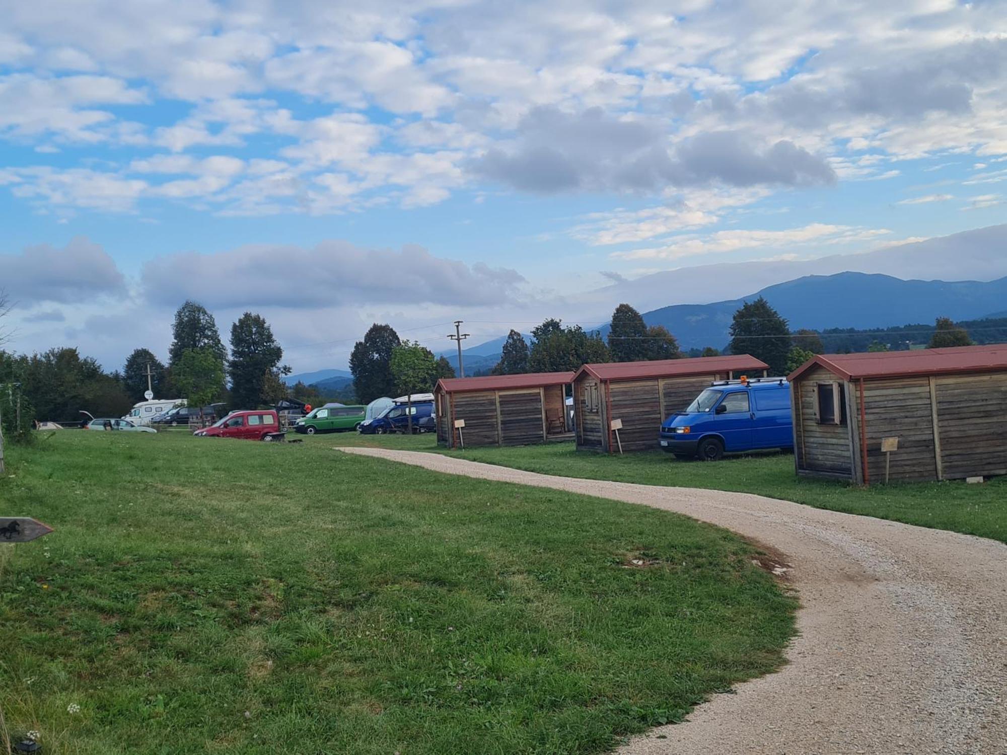 Camp The Sunrise Hill Hotel Пивка Екстериор снимка