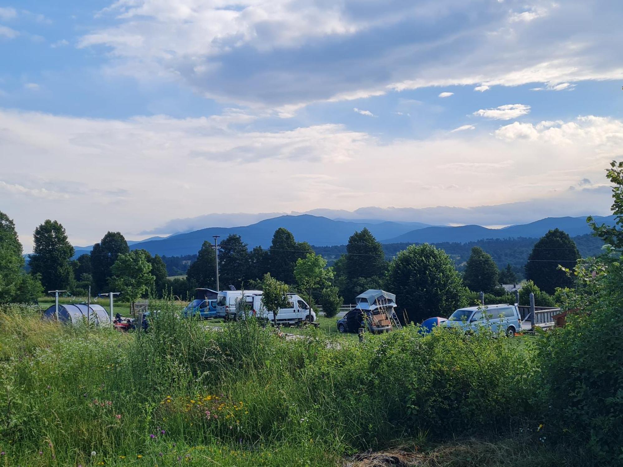 Camp The Sunrise Hill Hotel Пивка Екстериор снимка