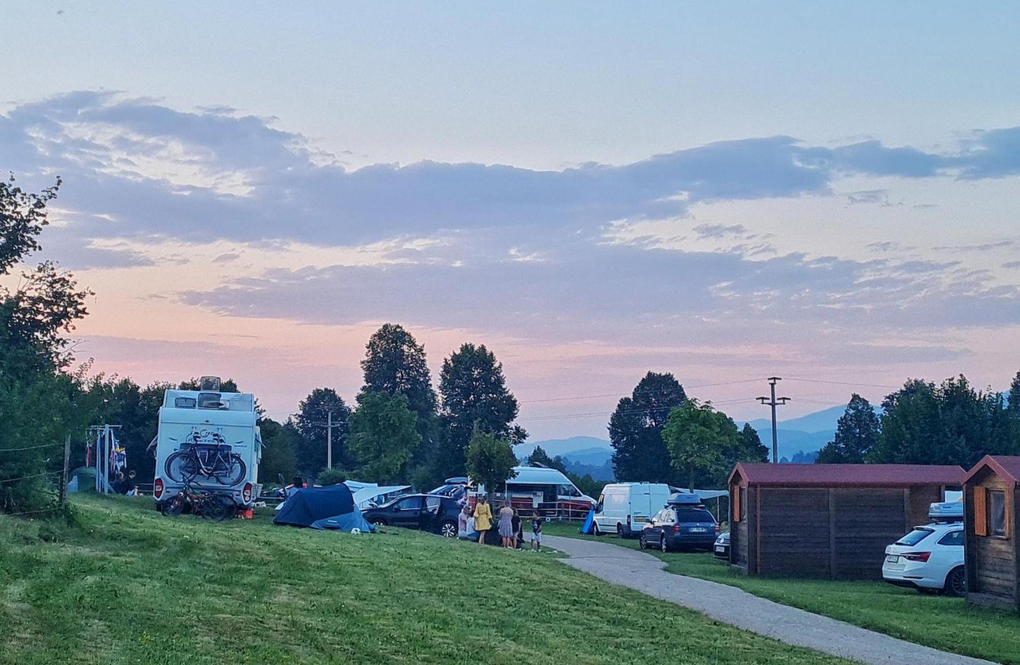Camp The Sunrise Hill Hotel Пивка Екстериор снимка