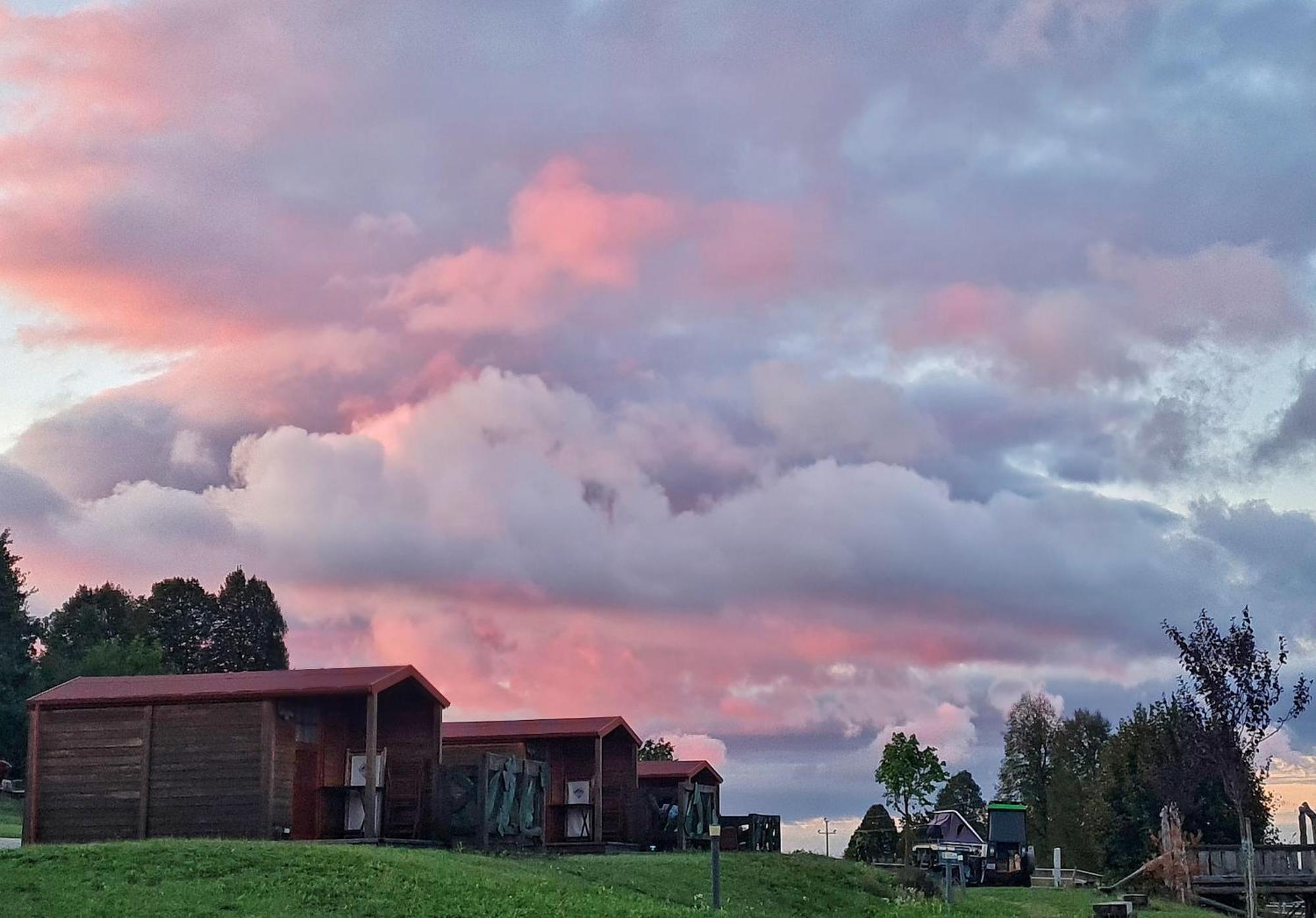 Camp The Sunrise Hill Hotel Пивка Екстериор снимка