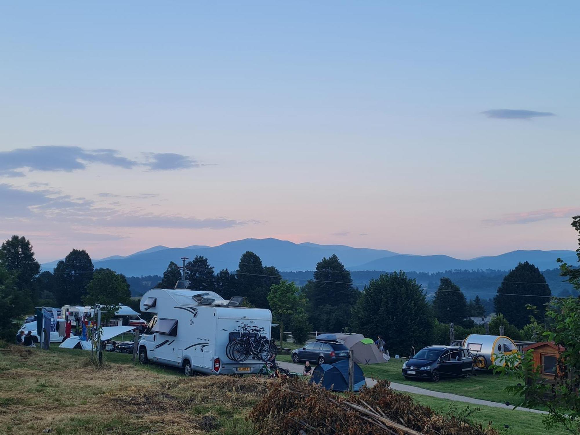 Camp The Sunrise Hill Hotel Пивка Екстериор снимка