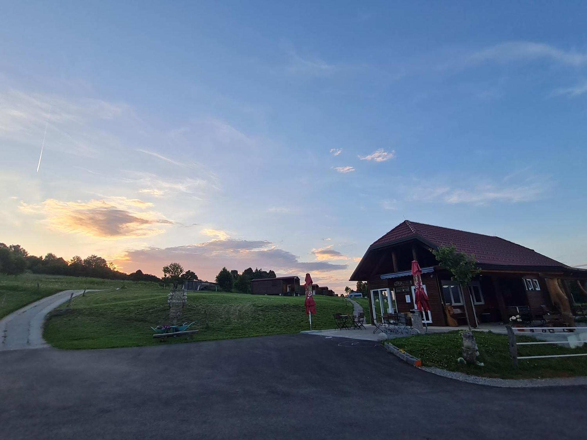 Camp The Sunrise Hill Hotel Пивка Екстериор снимка