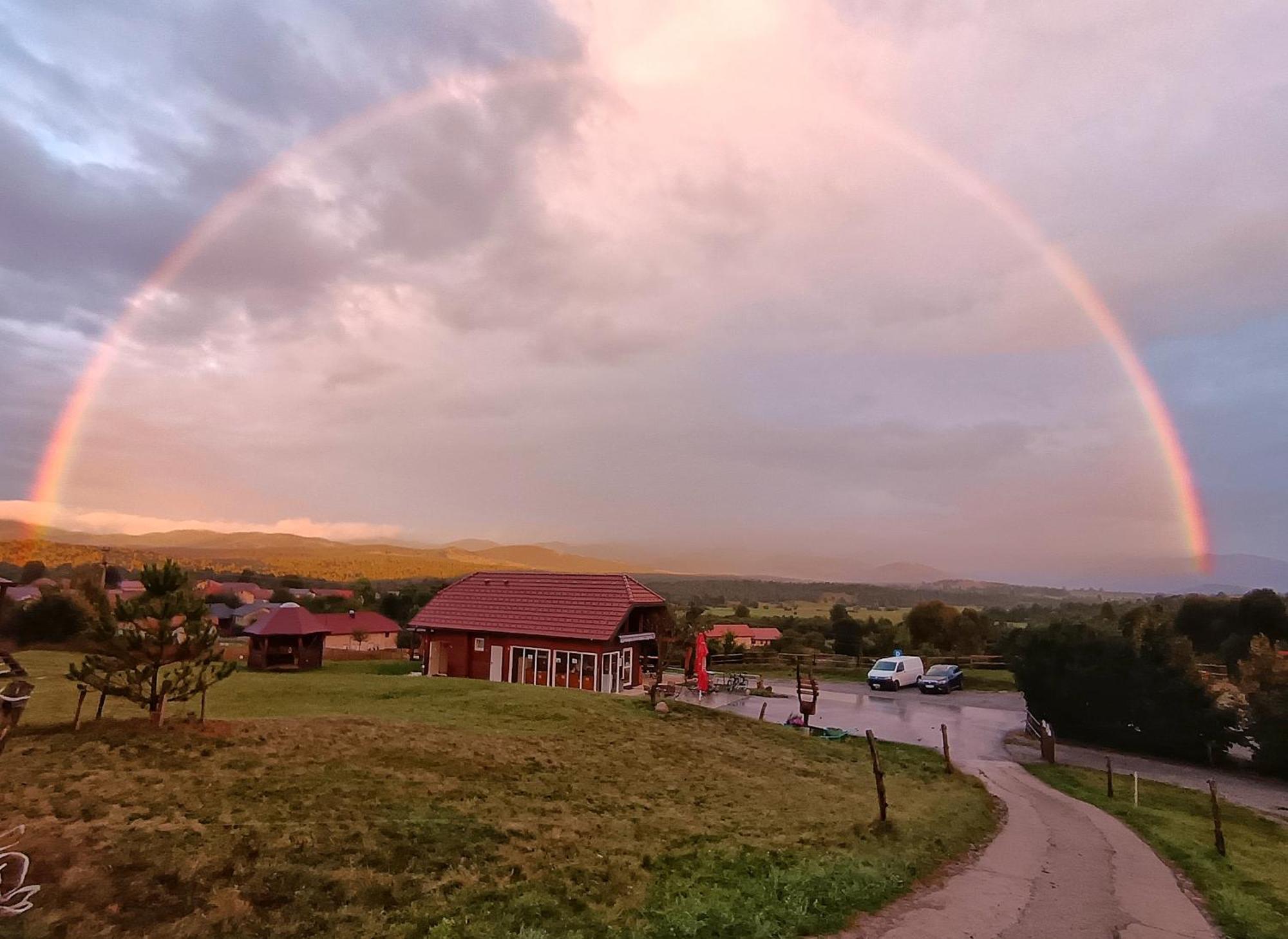 Camp The Sunrise Hill Hotel Пивка Екстериор снимка