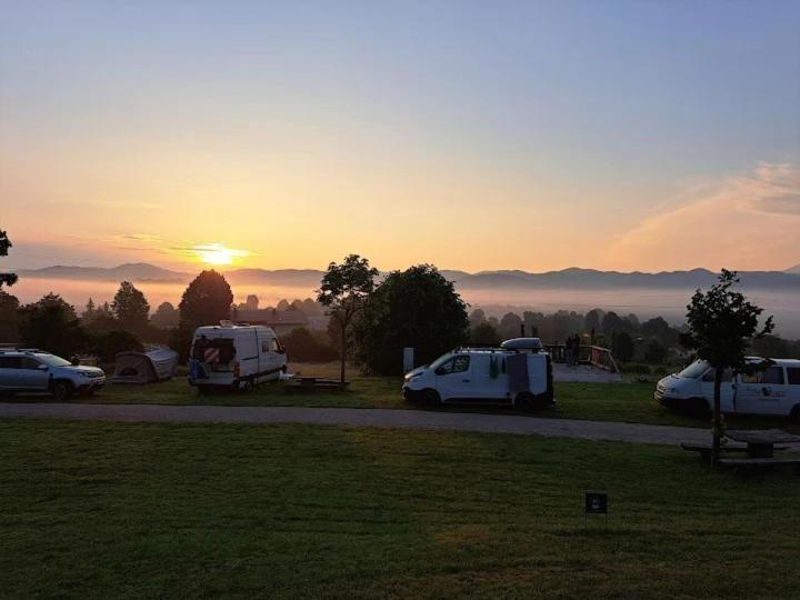 Camp The Sunrise Hill Hotel Пивка Екстериор снимка